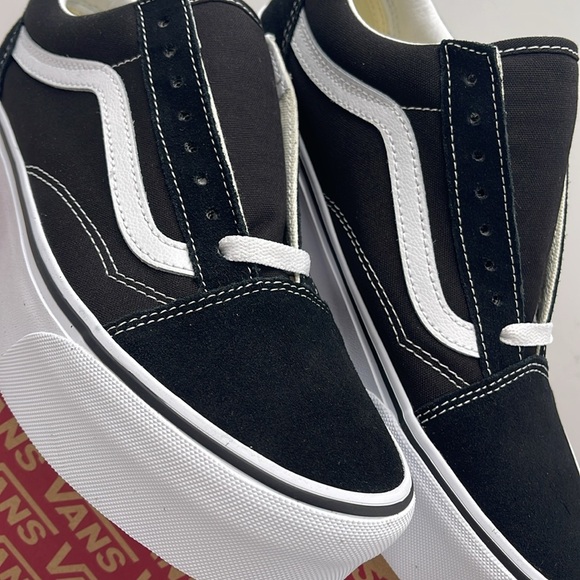 Vans Women’s Old Skool Stackform Suede/Canvas Black/True W
VN0A7Q5M6BT
Platforms - Picture 8 of 16